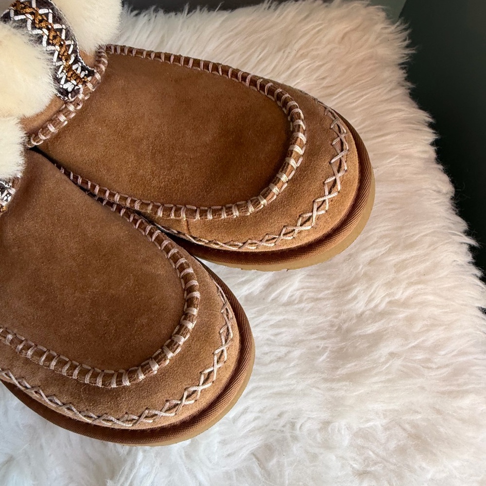 Ugg Cozy Tan Fur-Lined Moccasin women’s size 8 - Picture 5 of 7